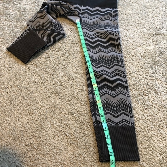 Lululemon ebb to street leggings black gray chevron size 6 - Picture 10 of 11